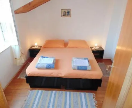 Banic 4 Pensión Postira